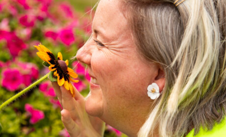 Sommarblommor som surrar av liv